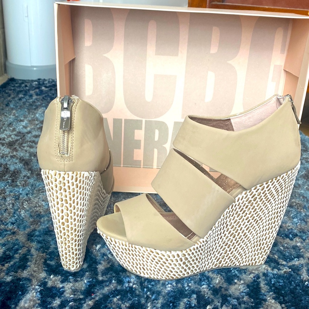 BCBG.  BG-JIORNO WEDGES. 7M